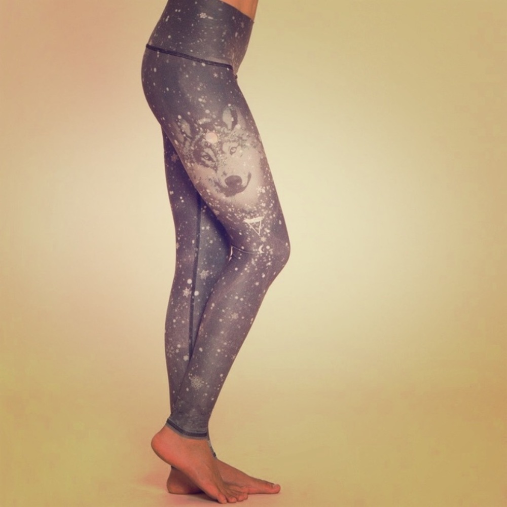 Teeki Gray Run With The Wolves Leggings Med NWOT